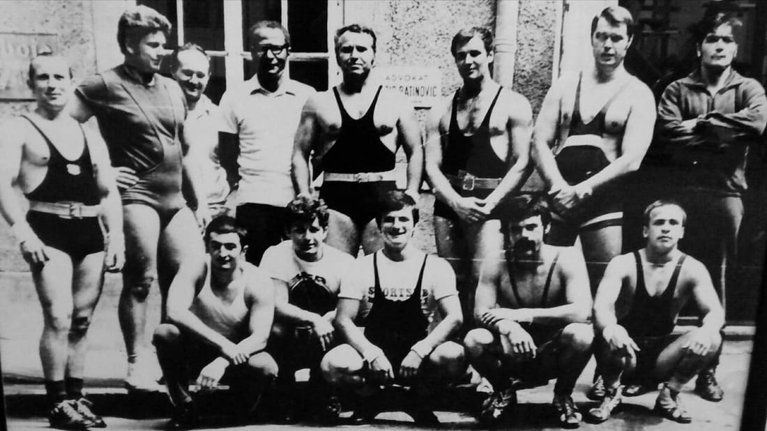 Članovi DK Metalca ispred klupskog ureda, rane 1970-e.